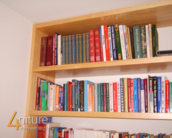 grube drewniane półki na książki