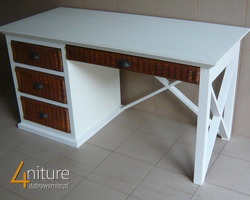 Białe klasyczne biurko