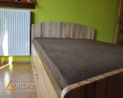 drewniane łóżko pod materac